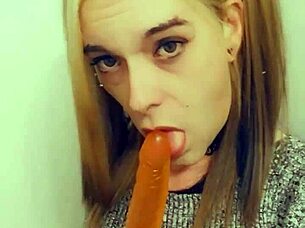 สาวทรานส์สลัดสวยคุกเข่าดูดจู๋เธอ เงี่ยนและสวย เธอทำปากเหมือนโสเภณี