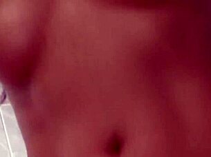 Красавица с космата путка язди и дълбоко гърло