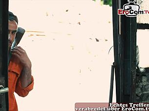 Verdammt! Kurvige deutsche Amateur-MILF dreht durch bei Gangbang-Action!