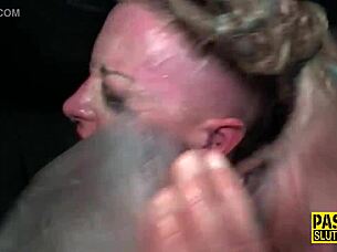 Tatoveret underkastelig spanket og kneppet hårdt