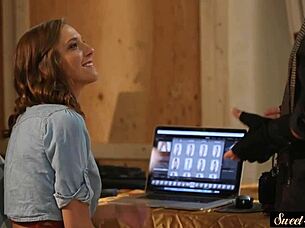 Lille teen 18+ rider stedfars kæmpe pik!