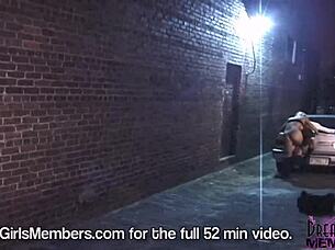 Mädchen treffen sich im Club und ficken heftig in der Gasse